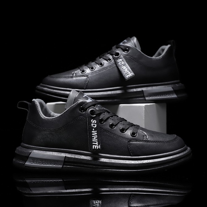 Sleek and Trendy Men's Casual Sneakers