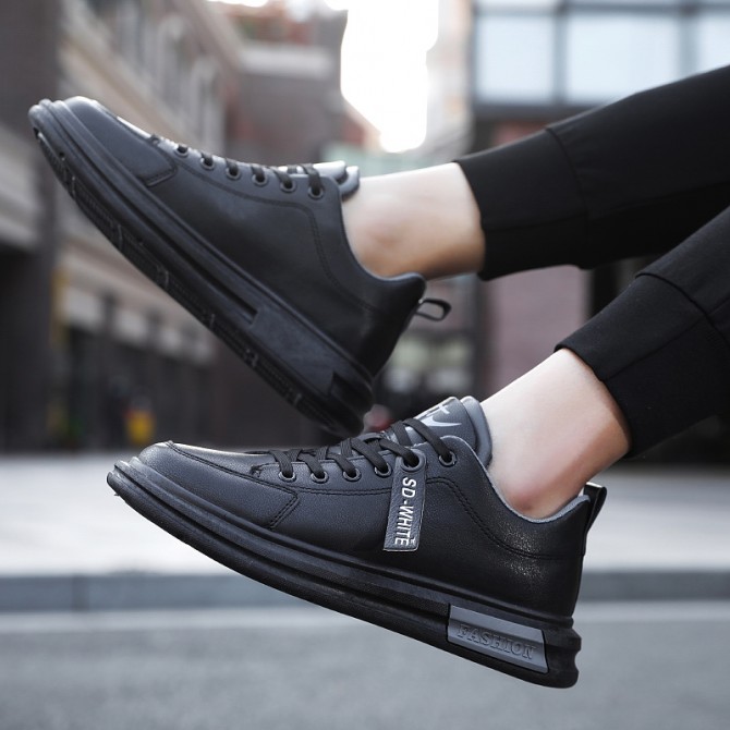 Sleek and Trendy Men's Casual Sneakers