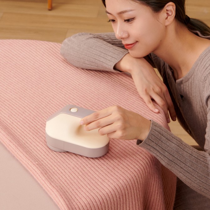 Portable Rechargeable Fabric Lint Remover – Minimalist