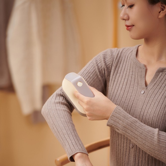 Portable Rechargeable Fabric Lint Remover – Minimalist