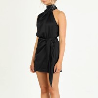 Elegant Halter Neck Dress – Sleeveless Party Outfit