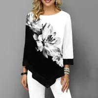 Women's T-shirt with 3D flower print hem